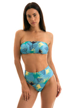 Załaduj obraz do przeglądarki galerii, Model Front: Rio De Sol Top Bikini Top Flower Geometric Reto