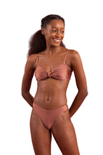 Załaduj obraz do przeglądarki galerii, Model Front: Rio De Sol Figi Bikini Bottom Shimmer-Copper Nice-Fio