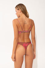 Załaduj obraz do przeglądarki galerii, Model Back: Wednesday In Hawaii By Rio De Sol Zestaw Bikini Set Pua-Coco-Guava Hana Sunset