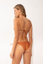 Załaduj obraz do przeglądarki galerii, Model Back: Rio De Sol Figi Bikini Bottom Shimmer-Nocciola Ibiza-Comfy-Gold