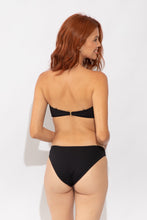 Załaduj obraz do przeglądarki galerii, Model Back: Rio De Sol Figi Bikini Bottom Solar-Black Essential-Comfy