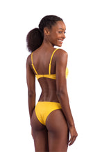 Załaduj obraz do przeglądarki galerii, Model Back: Rio De Sol Zestaw Bikini Set Malibu-Yellow Bandeau-Duo Essential
