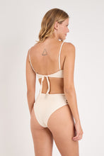 Załaduj obraz do przeglądarki galerii, Model Back: Rio De Sol Figi Bikini Bottom Malibu-Natural High-Waist-Spin-Iris