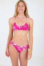 Załaduj obraz do przeglądarki galerii, Model Front: Rio De Sol Figi Bikini Bottom Pink-Palms Madrid