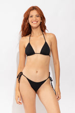 Załaduj obraz do przeglądarki galerii, Model Front: Rio De Sol Figi Bikini Bottom Solar-Black Ibiza-Comfy