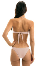Załaduj obraz do przeglądarki galerii, Model Back: Rio De Sol Figi Bikini Bottom Essence Bandeau