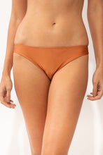 Załaduj obraz do przeglądarki galerii, Gallery: Rio De Sol Figi Bikini Bottom Shimmer-Nocciola Essential-Comfy