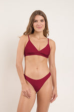 Załaduj obraz do przeglądarki galerii, Model Front: Rio De Sol Figi Bikini Bottom Touch-Carmim Essential