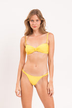 Załaduj obraz do przeglądarki galerii, Model Front: Rio De Sol Figi Bikini Bottom Amarelo Cheeky-Crispy