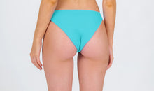 Załaduj obraz do przeglądarki galerii, Model Back: Rio De Sol Figi Bikini Bottom Breeze Essential-Comfy