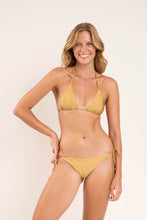 Załaduj obraz do przeglądarki galerii, Model Front: Rio De Sol Figi Bikini Bottom Fluity-Dourado Ibiza-Comfy