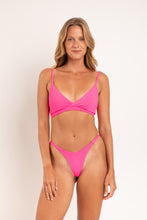 Załaduj obraz do przeglądarki galerii, Model Front: Rio De Sol Figi Bikini Bottom Mtx-Ultrapink Kiara