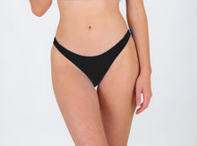Załaduj obraz do przeglądarki galerii, Model Front: Rio De Sol Figi Bikini Bottom Nero Essential-Comfy