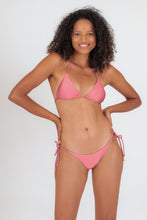 Załaduj obraz do przeglądarki galerii, Model Front: Rio De Sol Figi Bikini Bottom Shimmer-Confetti Ibiza-Rope