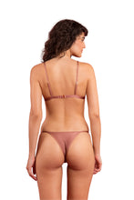 Załaduj obraz do przeglądarki galerii, Model Back: Rio De Sol Figi Bikini Bottom Shimmer-Copper California