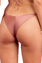 Załaduj obraz do przeglądarki galerii, Image 07: Rio De Sol Figi Bikini Bottom Shimmer-Copper Cheeky-Tie