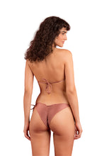 Załaduj obraz do przeglądarki galerii, Model Back: Rio De Sol Figi Bikini Bottom Shimmer-Copper Frufru