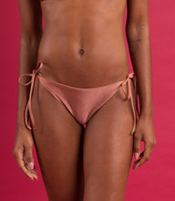 Załaduj obraz do przeglądarki galerii, Image 09: Rio De Sol Figi Bikini Bottom Shimmer-Copper Ibiza-Comfy