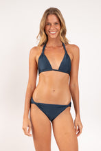 Załaduj obraz do przeglądarki galerii, Model Front: Rio De Sol Figi Bikini Bottom Shimmer-Shark Mel