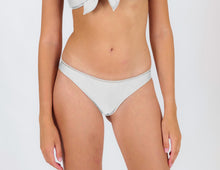 Załaduj obraz do przeglądarki galerii, Gallery: Rio De Sol Figi Bikini Bottom Shimmer-White Essential
