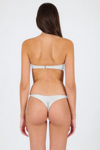 Załaduj obraz do przeglądarki galerii, Model Back: Rio De Sol Figi Bikini Bottom Shimmer-White Nice-Fio