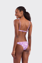 Załaduj obraz do przeglądarki galerii, Model Back: Rio De Sol Figi Bikini Bottom Trail-Purple Essential