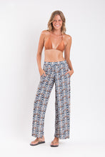 Załaduj obraz do przeglądarki galerii, Model Front: Rio De Sol Spodnie Plażowe Ikat Wide Pants