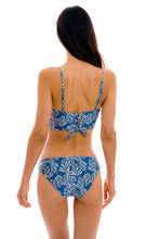 Załaduj obraz do przeglądarki galerii, Model Back: Rio De Sol Top Bikini Top Palms-Blue Balconet-Anna