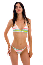 Załaduj obraz do przeglądarki galerii, Model Front: Rio De Sol Top Bikini Top Revelry Tri-Fixo