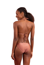 Załaduj obraz do przeglądarki galerii, Model Back: Rio De Sol Figi Bikini Bottom Shimmer-Copper Ibiza-Comfy
