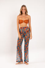 Załaduj obraz do przeglądarki galerii, Model Front: Rio De Sol Spodnie Plażowe Luma Pants Lana
