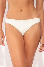 Załaduj obraz do przeglądarki galerii, Gallery: Rio De Sol Figi Bikini Bottom Junco-Offwhite Essential-Comfy
