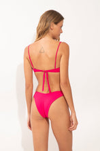 Załaduj obraz do przeglądarki galerii, Model Back: Wednesday In Hawaii By Rio De Sol Top Bikini Top Guava Shell
