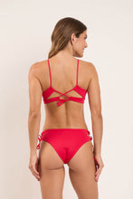 Załaduj obraz do przeglądarki galerii, Model Back: Rio De Sol Top Bikini Top Matte-Red Camille
