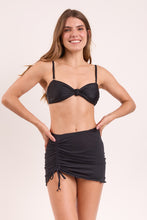 Załaduj obraz do przeglądarki galerii, Model Front: Rio De Sol Spódnica Plażowa Black Mini Skirt Ruched
