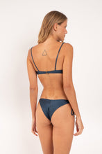 Załaduj obraz do przeglądarki galerii, Model Back: Rio De Sol Zestaw Bikini Set Shimmer-Shark Balconet-Tie Cheeky-Tie-Gold
