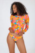 Załaduj obraz do przeglądarki galerii, Model Front: Rio De Sol Top Bikini Top Orange-Bloom Rash-Guard
