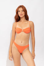 Załaduj obraz do przeglądarki galerii, Model Front: Rio De Sol Top Bikini Top Tribu-Flow Zaya
