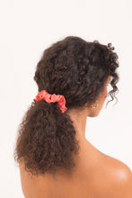 Załaduj obraz do przeglądarki galerii, Model Front: Rio De Sol Akcesoria Do Włosów Malibu-Nina Scrunchie
