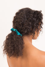 Załaduj obraz do przeglądarki galerii, Model Front: Rio De Sol Akcesoria Do Włosów Rain Scrunchie

