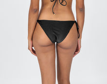 Załaduj obraz do przeglądarki galerii, Model Back: Rio De Sol Figi Bikini Bottom Shimmer-Black Ibiza-Comfy
