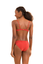 Załaduj obraz do przeglądarki galerii, Model Back: Rio De Sol Figi Bikini Bottom Malibu-Chili Essential-Comfy
