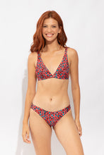Załaduj obraz do przeglądarki galerii, Model Front: Rio De Sol Figi Bikini Bottom Coral-Feline Essential-Comfy
