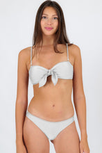 Załaduj obraz do przeglądarki galerii, Gallery: Rio De Sol Zestaw Bikini Set Shimmer-White Bandeau-Knot Essential
