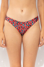 Załaduj obraz do przeglądarki galerii, Gallery: Rio De Sol Figi Bikini Bottom Coral-Feline Essential-Comfy
