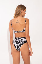 Załaduj obraz do przeglądarki galerii, Model Back: Rio De Sol Figi Bikini Bottom Poppy Hotpants
