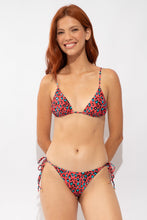 Załaduj obraz do przeglądarki galerii, Model Front: Rio De Sol Figi Bikini Bottom Coral-Feline Ibiza-Comfy
