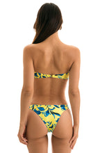 Załaduj obraz do przeglądarki galerii, Model Back: Rio De Sol Figi Bikini Bottom Lemon Flower Bandeau
