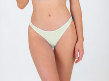 Załaduj obraz do przeglądarki galerii, Model Front: Rio De Sol Figi Bikini Bottom Off-White Essential-Comfy
