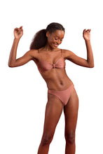 Załaduj obraz do przeglądarki galerii, Image 04: Rio De Sol Zestaw Bikini Set Shimmer-Copper Bandeau-Joy Nice-Fio
